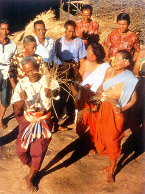 Ten kan ram kiew, literally meaning "sickle dance",reflects the joyful atmosphere of the rice harvesting season.